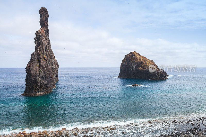 Ribeira da Janela的岩石海岸和小岛